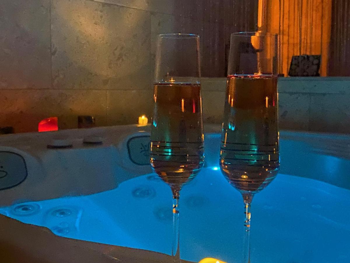 Guest house Le Prieure - Romantiques Privatif, Piscine, Jardin, Massages Proche De Toulouse Verfeil (Haute-Garonne)